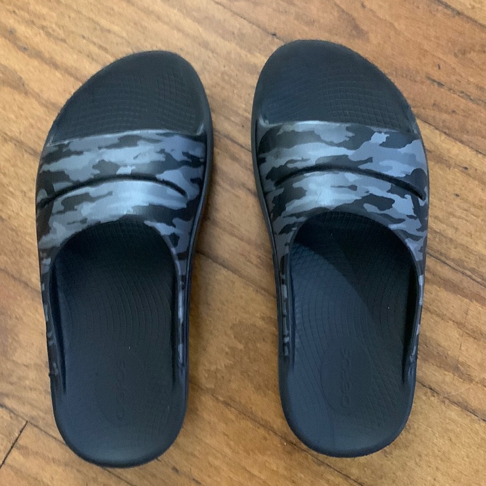 OOFOS slides men’s size 5 or women’s size 7. Grey & black Camo. Great condition.